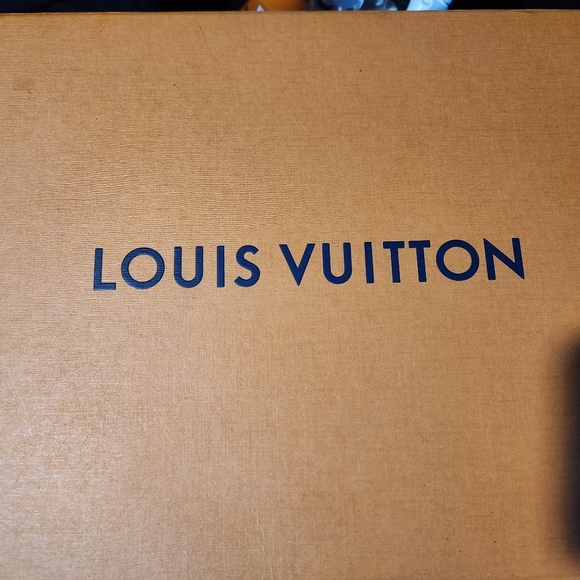 Brand new with original box. Only wore to try on - Picture 6 of 6